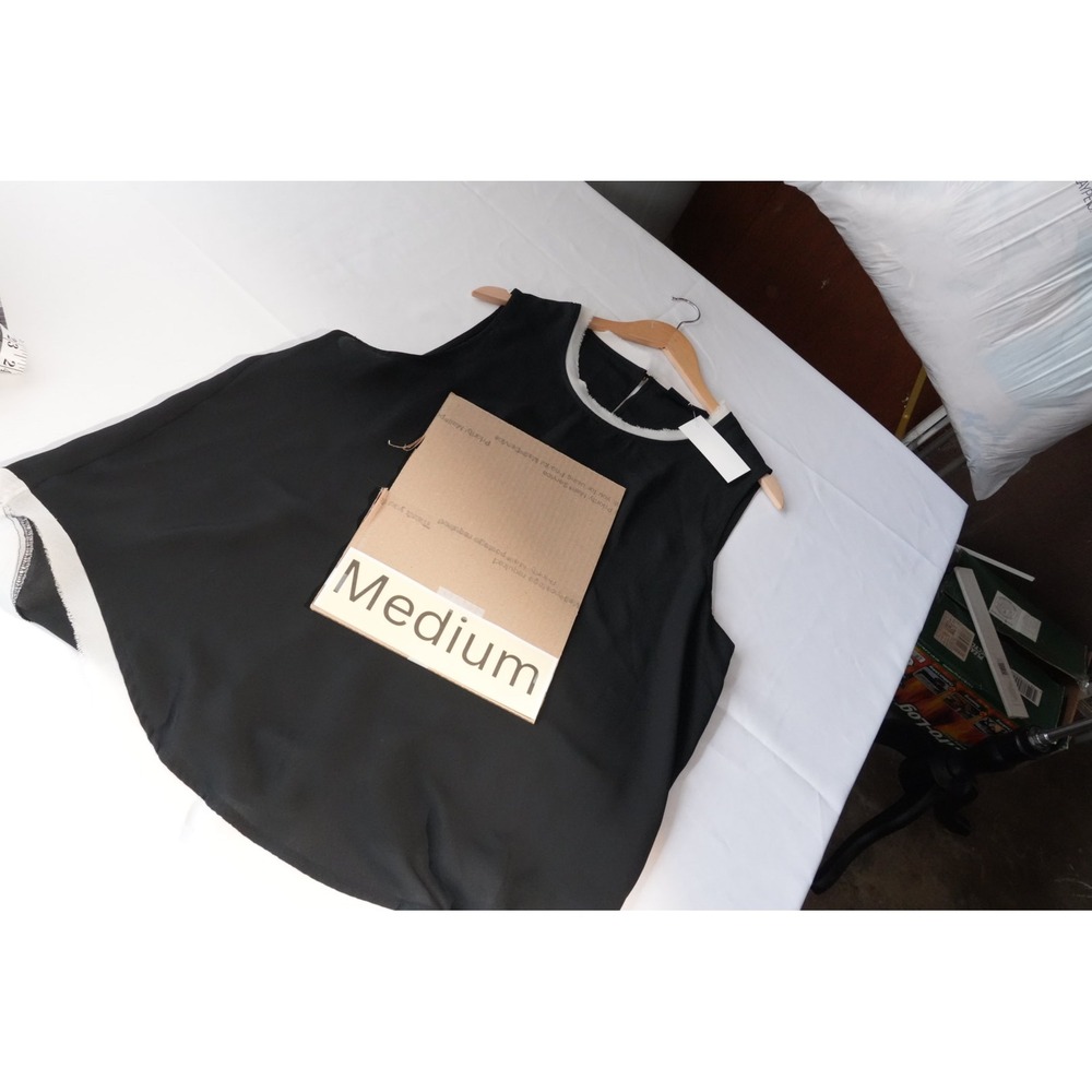 Who What Wear Womens Sleeveless Layered‎ Blouse Black White Medium Keyhole Back - Picture 3 of 9